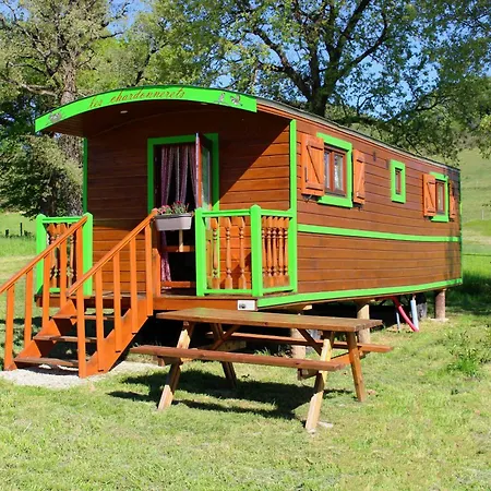 Farm stay Et Roulottes Au Domaine De La Trille Sainte-Foi